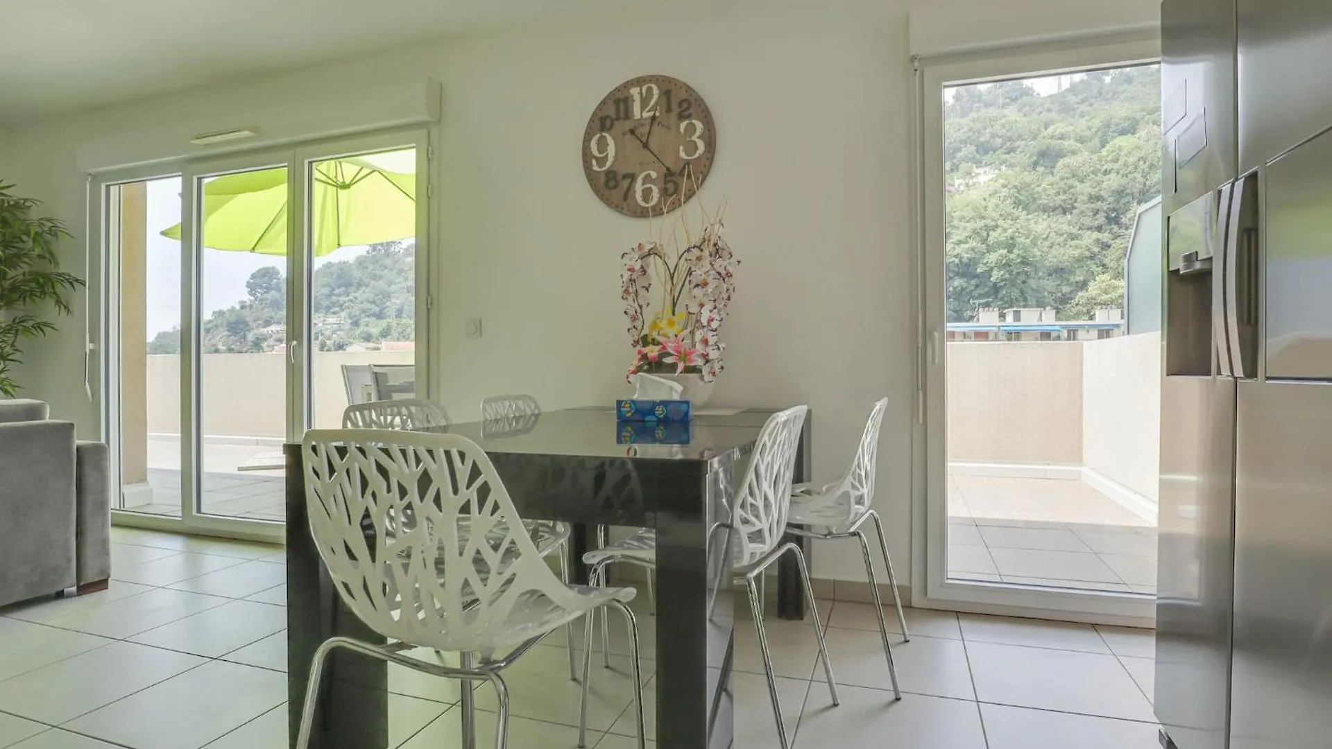 Spacieux Rooftop Parking, Terrasse Ensoleillee Menton