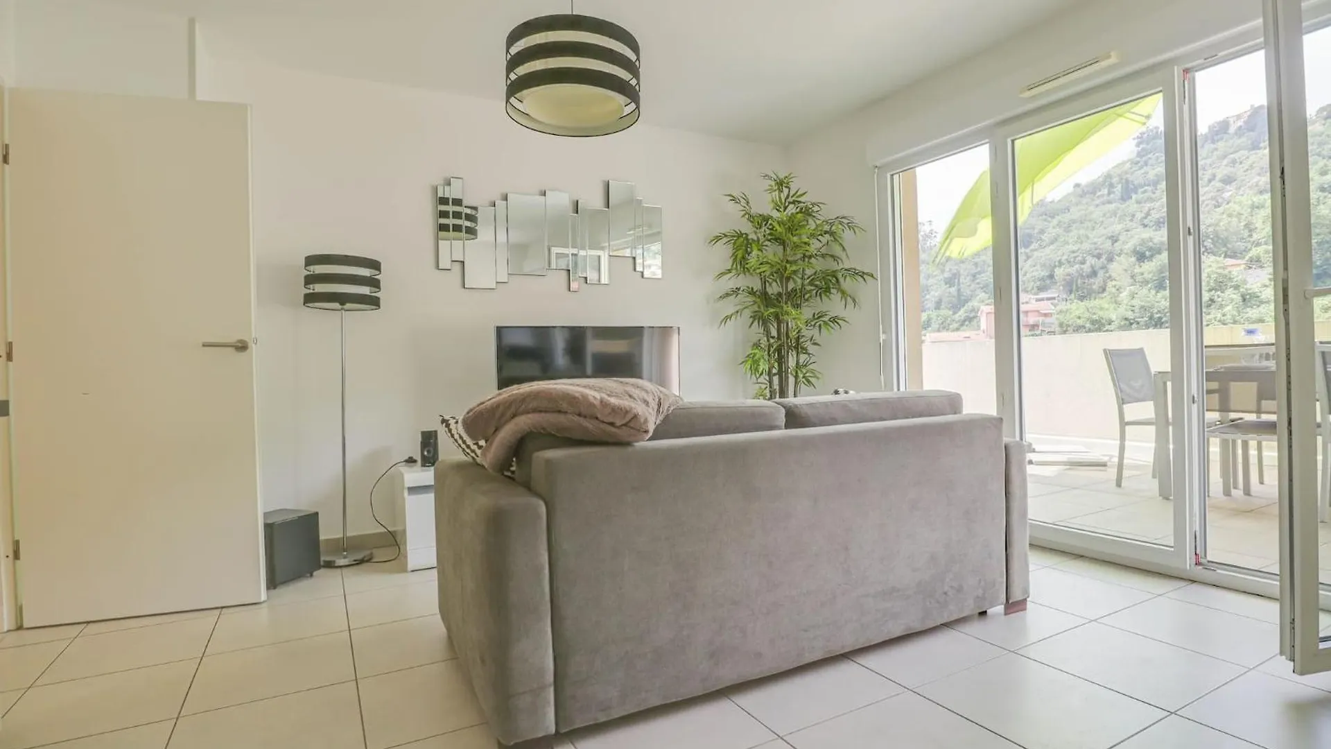 Apartment Spacieux Rooftop Parking, Terrasse Ensoleillee Menton