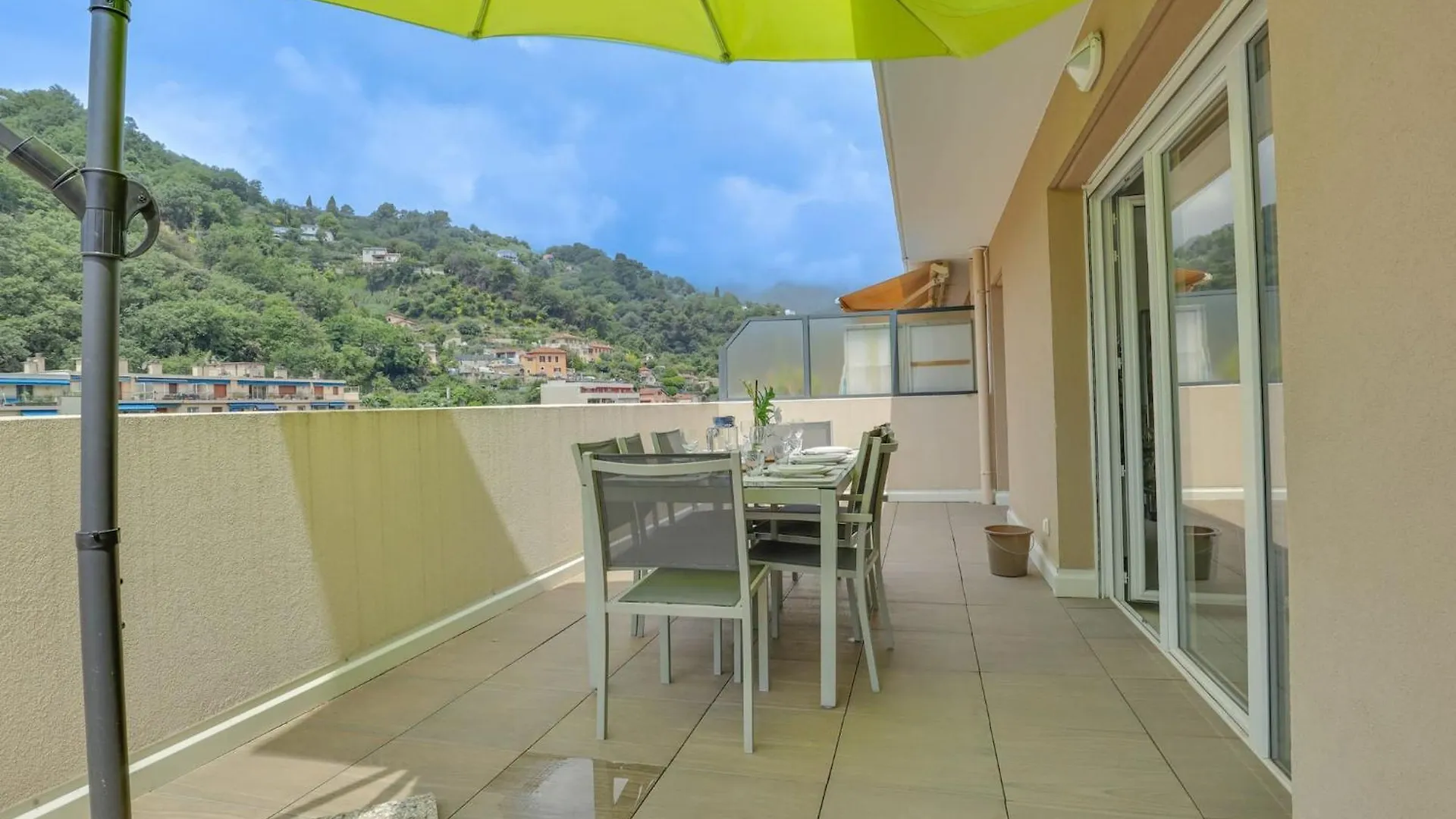 Spacieux Rooftop Parking, Terrasse Ensoleillee Menton Appartement