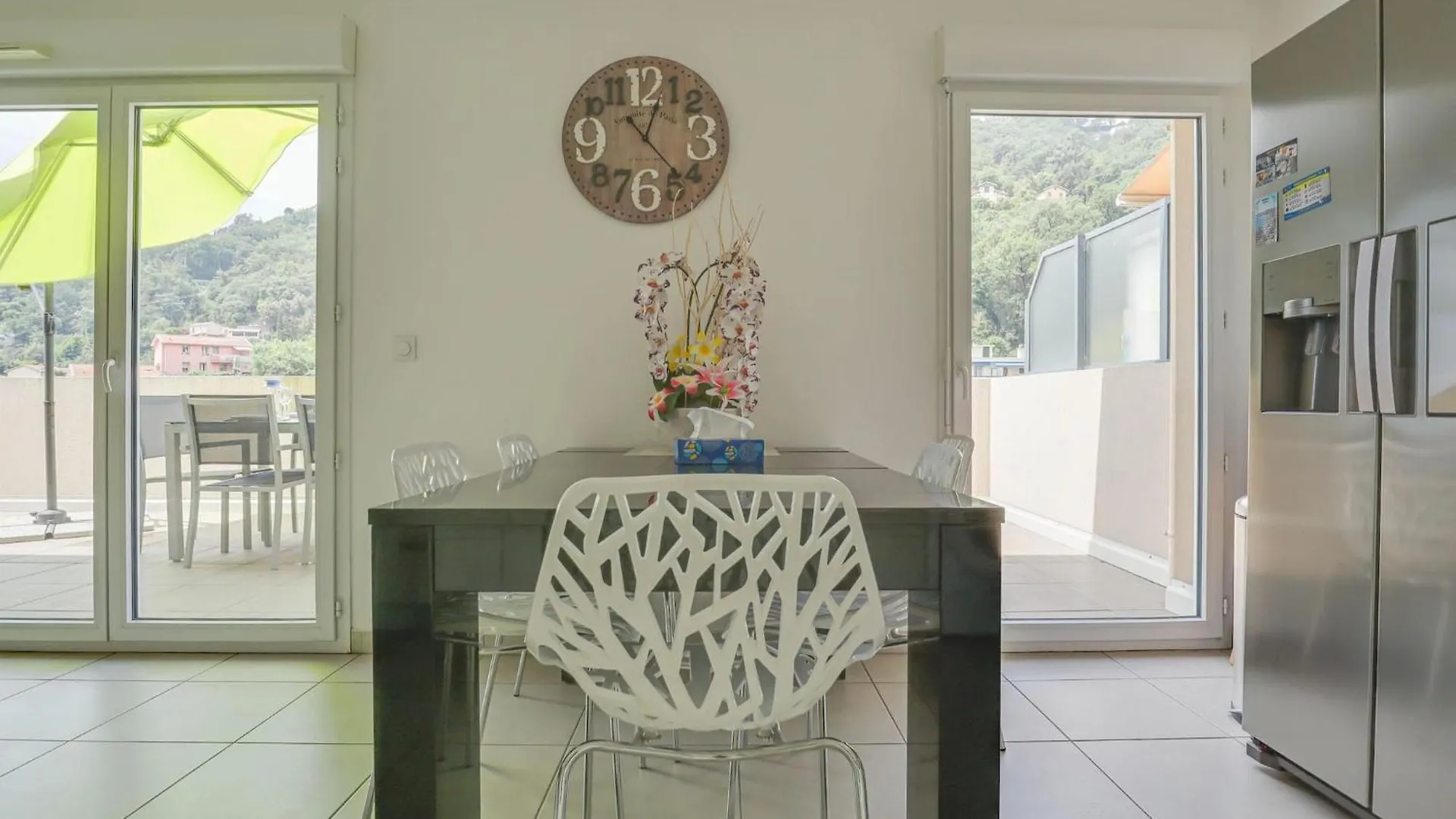 Spacieux Rooftop Parking, Terrasse Ensoleillee Menton Appartement